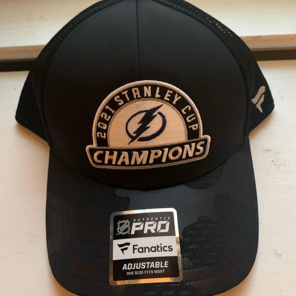 Brand new official NHL 2021 Champion hats